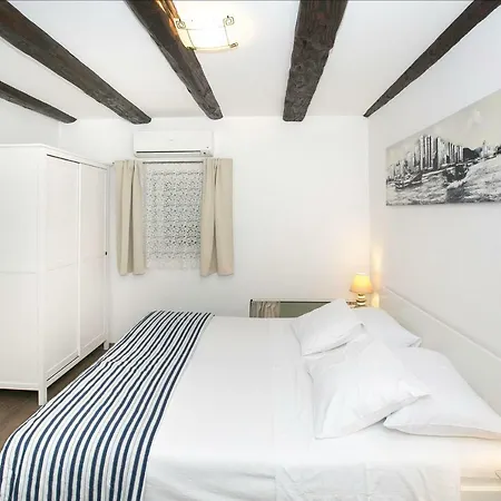 Miraflores Apartman *
